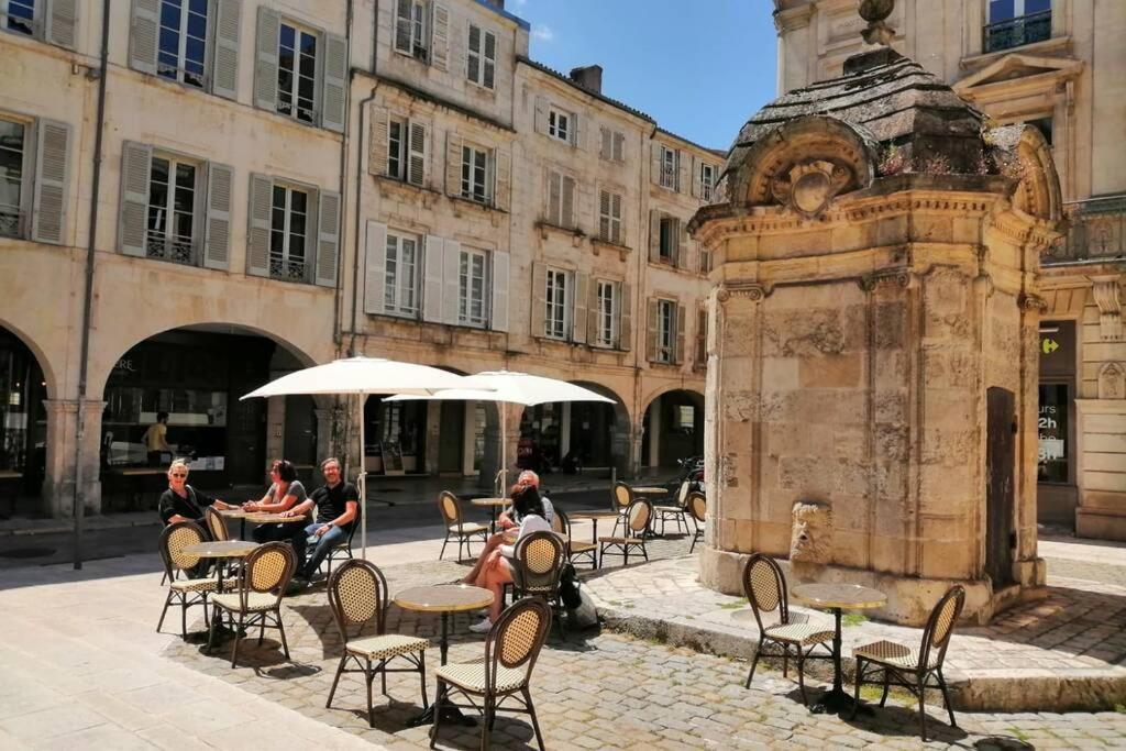 Superbe Duplex De 70M2 Avec 2 Chambres En Hyper Centre Au Calme Sur Cour Classe 3 Etoiles Avec Parking En Option La Rochelle  Eksteriør billede